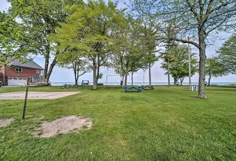 Lake Huron Cottage: Fire Pit, Steps To Beach!