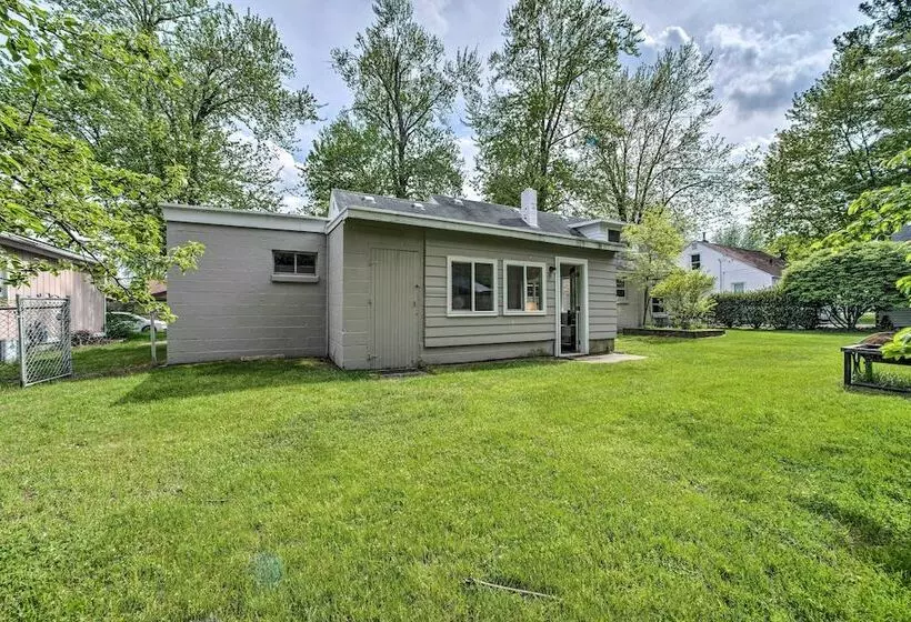 Lake Huron Cottage: Fire Pit, Steps To Beach!