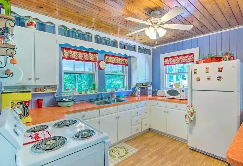 9 Mi To Lake Lure: Cottage W/ Deck & Fire Pits!