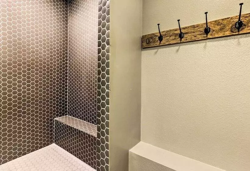 Lakefront Home: Hot Tub & Game Room In Spicewood