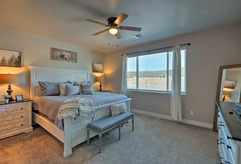 Flagstaff Home W/ Views   Near Arizona Snowbowl!