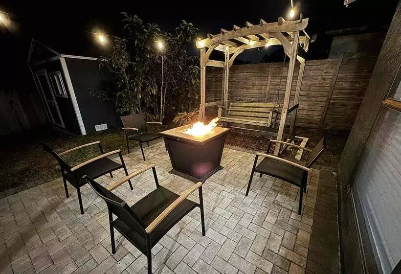 14 Mi To Dwtn Tampa Bay: Brandon Home W/ Fire Pit!