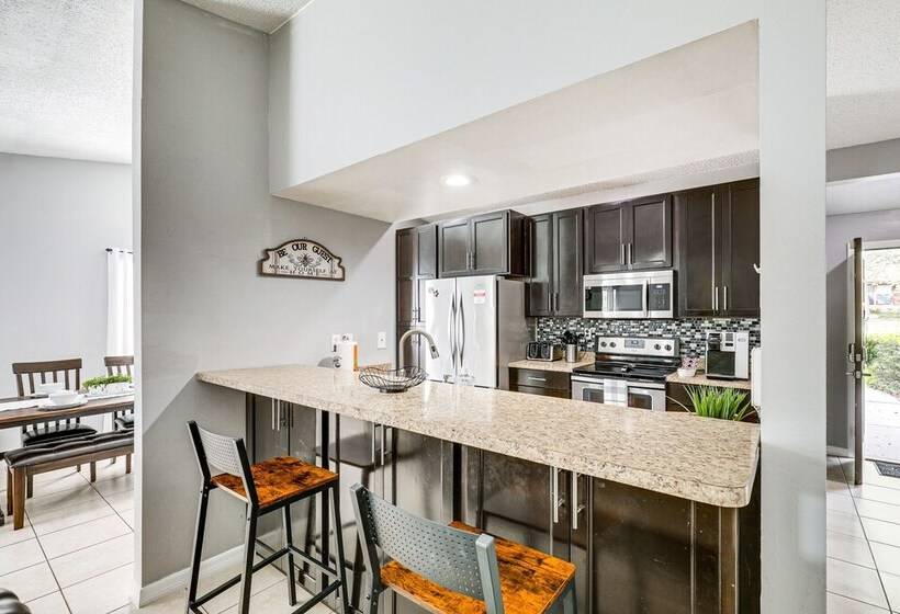 14 Mi To Dwtn Tampa Bay: Brandon Home W/ Fire Pit!