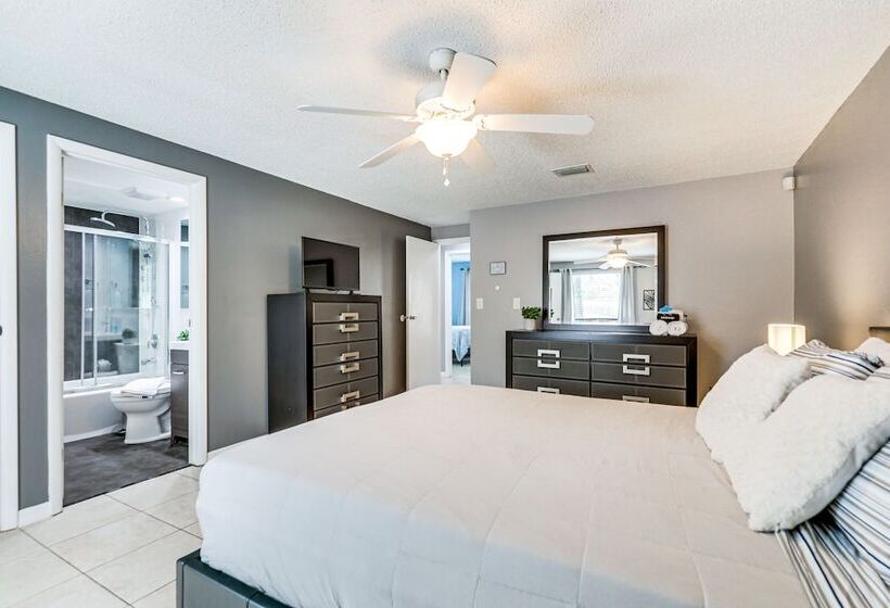 14 Mi To Dwtn Tampa Bay: Brandon Home W/ Fire Pit!