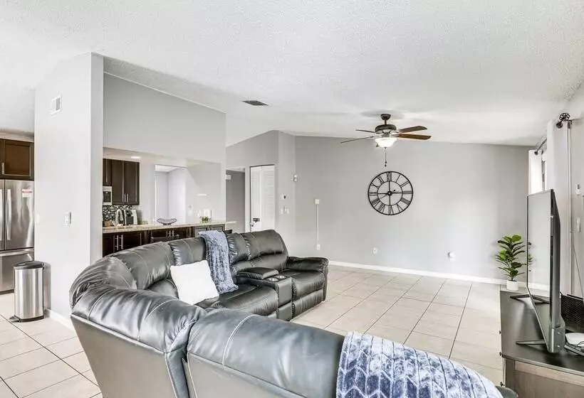 14 Mi To Dwtn Tampa Bay: Brandon Home W/ Fire Pit!