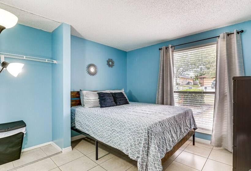 14 Mi To Dwtn Tampa Bay: Brandon Home W/ Fire Pit!