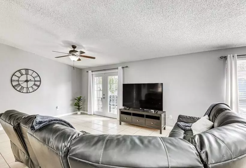 14 Mi To Dwtn Tampa Bay: Brandon Home W/ Fire Pit!