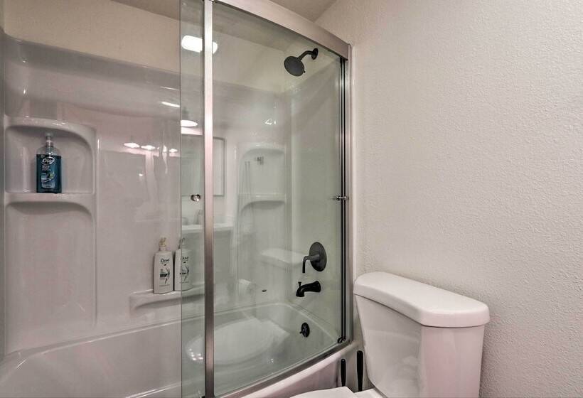 Deck, Games & Fire Pit: Modern Pine Cabin!