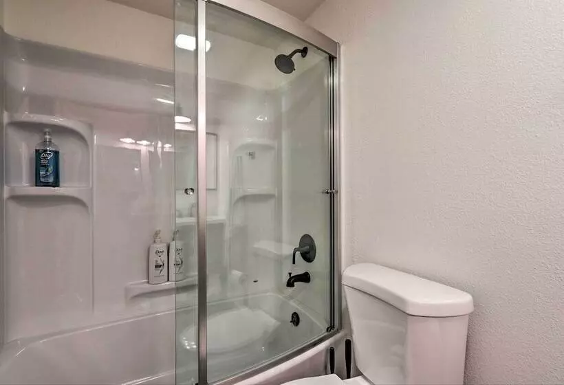 Deck, Games & Fire Pit: Modern Pine Cabin!