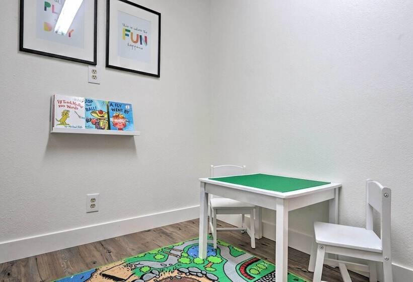 Deck, Games & Fire Pit: Modern Pine Cabin!