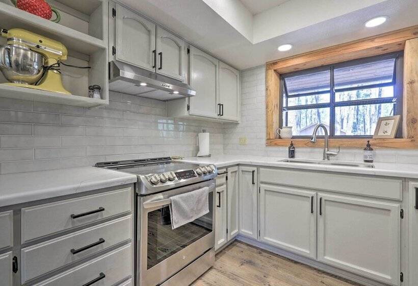 Deck, Games & Fire Pit: Modern Pine Cabin!