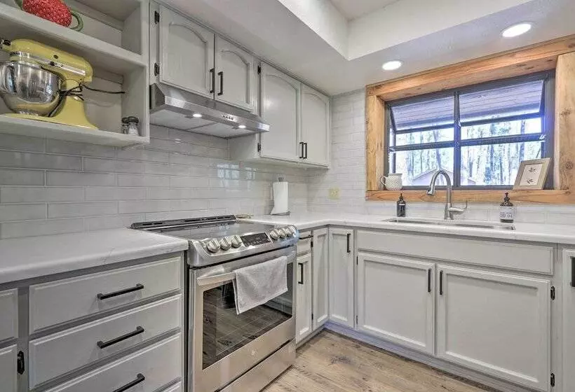 Deck, Games & Fire Pit: Modern Pine Cabin!