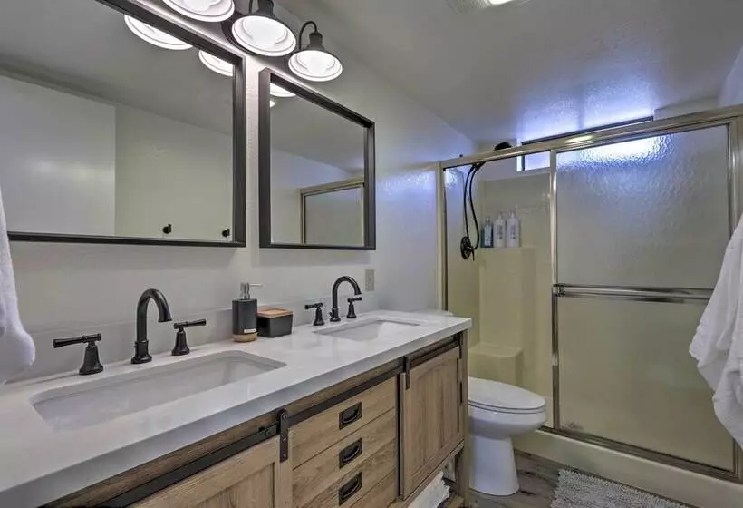 Deck, Games & Fire Pit: Modern Pine Cabin!