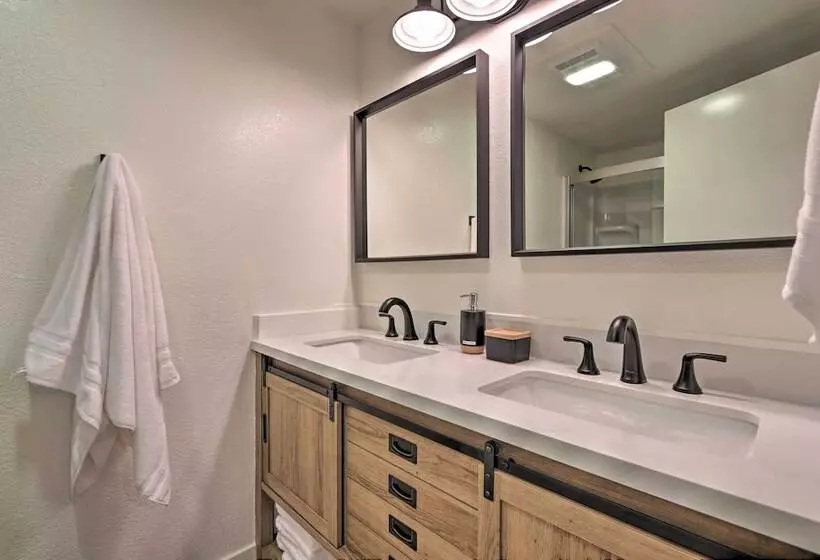 Deck, Games & Fire Pit: Modern Pine Cabin!