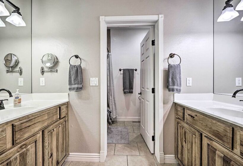 Modern Show Low Home W/ Bbq & Fire Pit!