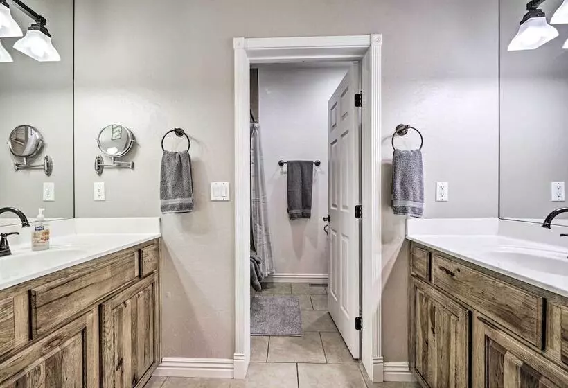 Modern Show Low Home W/ Bbq & Fire Pit!