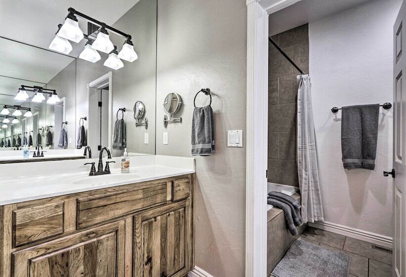 Modern Show Low Home W/ Bbq & Fire Pit!