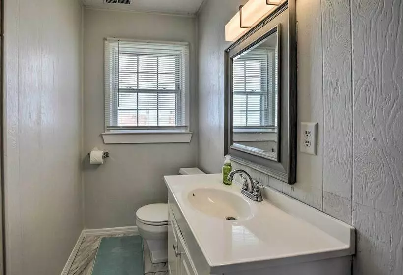 Oak Island Beach Abode W/ Deck: Walk To Shore!