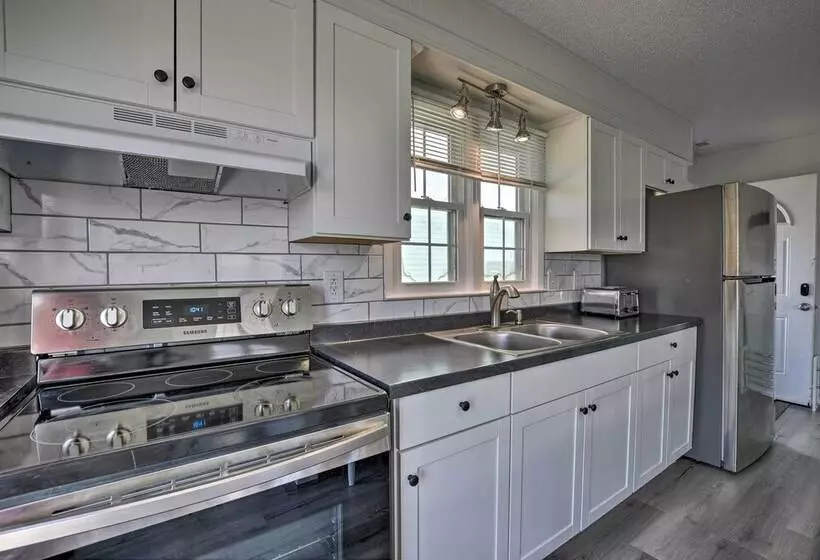 Oak Island Beach Abode W/ Deck: Walk To Shore!