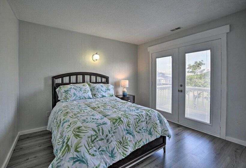 Oak Island Beach Abode W/ Deck: Walk To Shore!