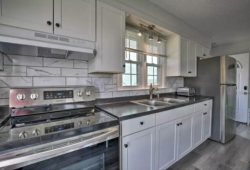 Oak Island Beach Abode W/ Deck: Walk To Shore!