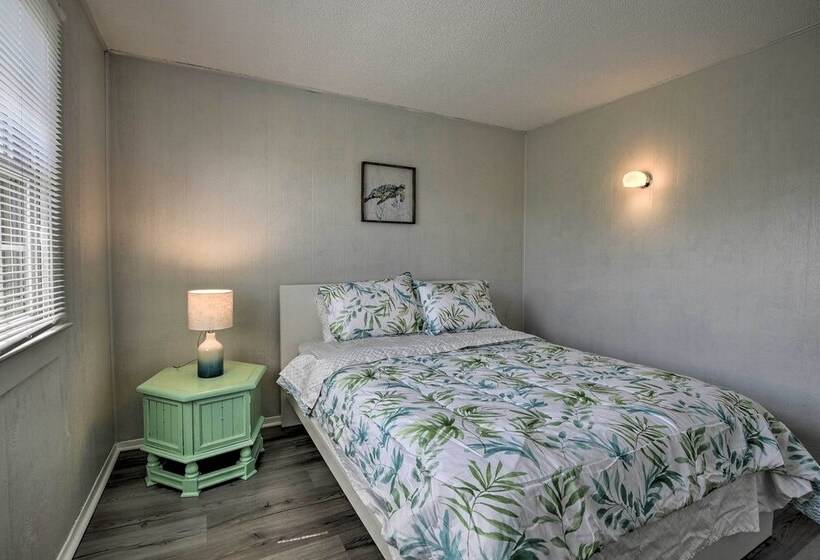 Oak Island Beach Abode W/ Deck: Walk To Shore!