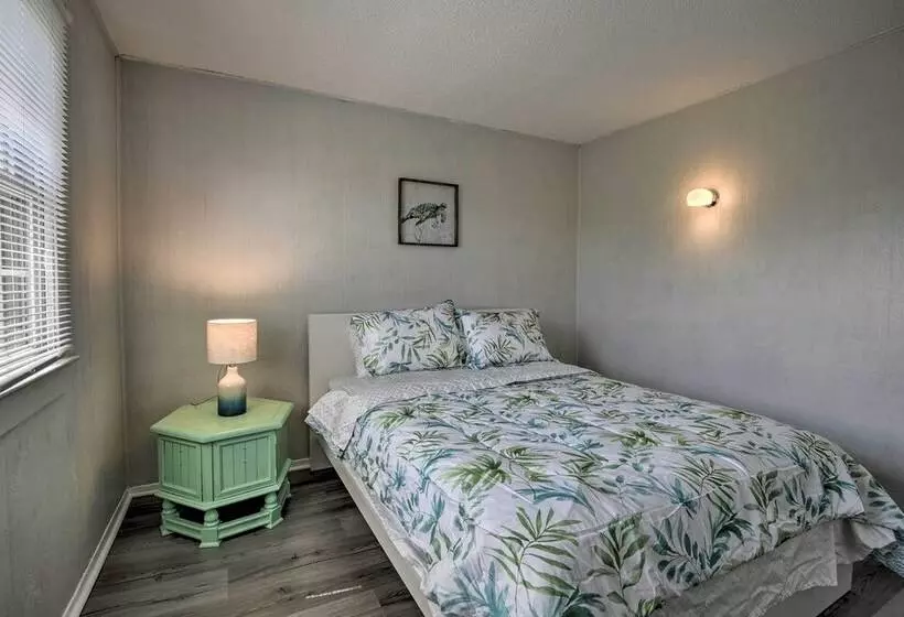 Oak Island Beach Abode W/ Deck: Walk To Shore!