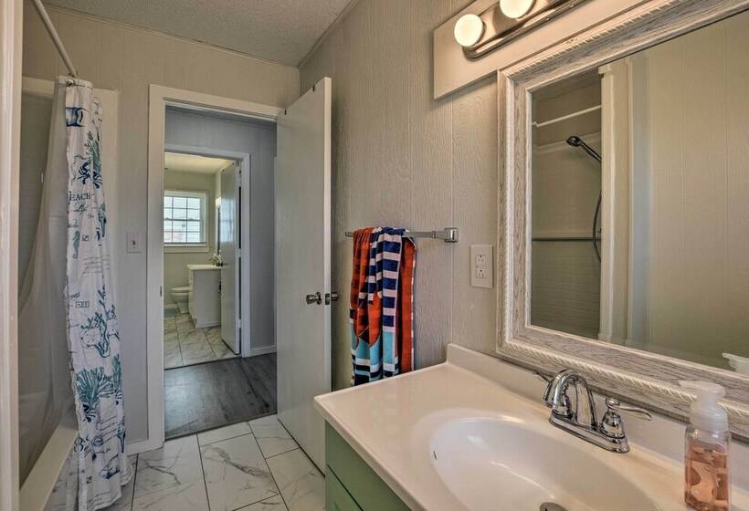 Oak Island Beach Abode W/ Deck: Walk To Shore!