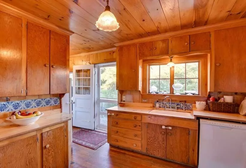 Oceanfront Cottage W/ Deck 2 Mi To Boothbay Harbor