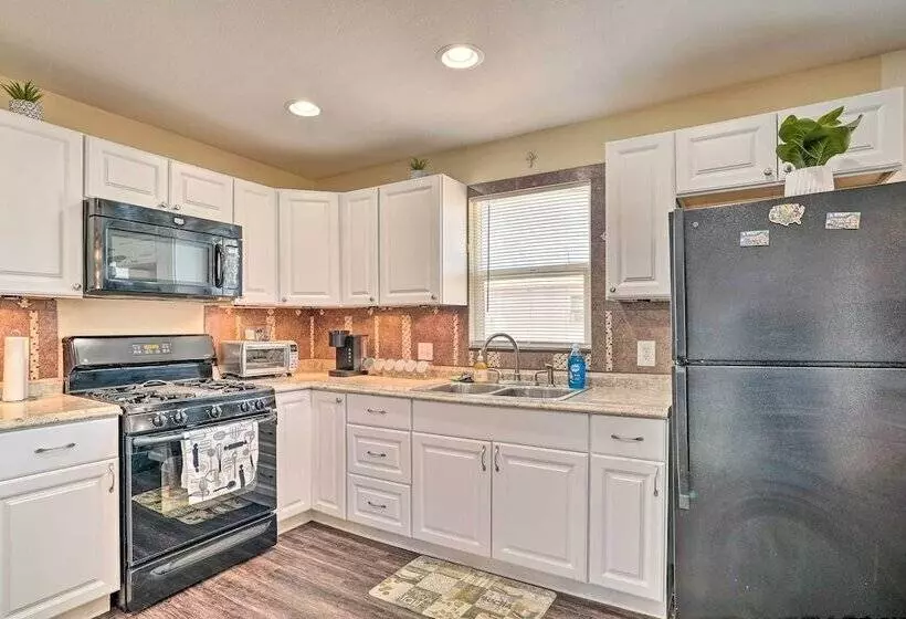 Pet Friendly Sierra Blanca Home In Downtown!