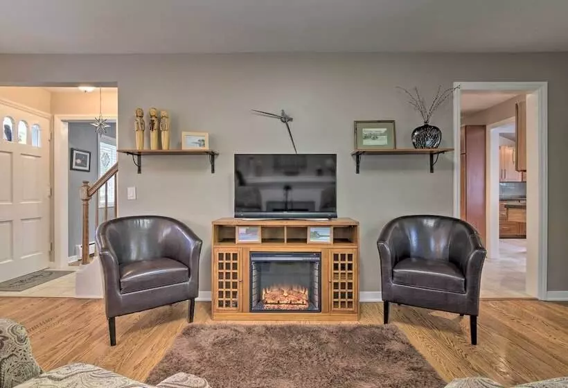Rochester House W/ Fire Pit, Grill & Patio!