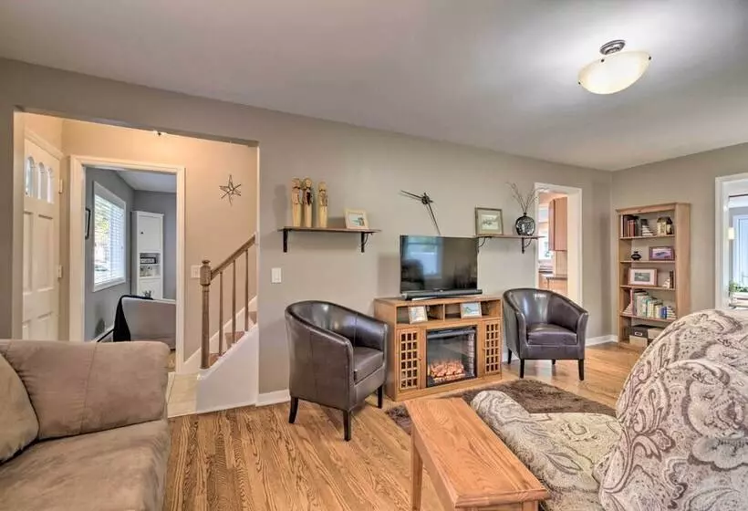 Rochester House W/ Fire Pit, Grill & Patio!