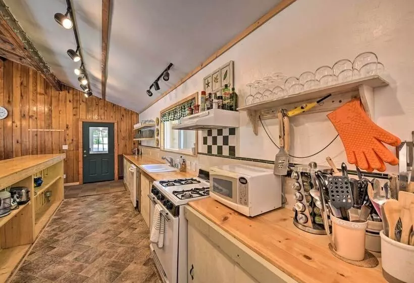 Secluded Camp Connell Home W/ Deck + Fireplace!