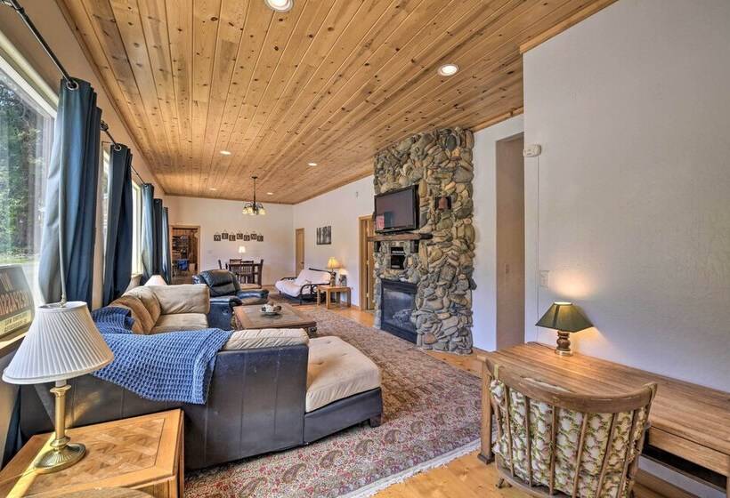 Secluded Camp Connell Home W/ Deck + Fireplace!