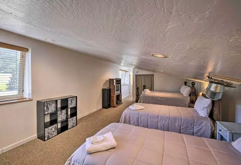 Secluded Camp Connell Home W/ Deck + Fireplace!