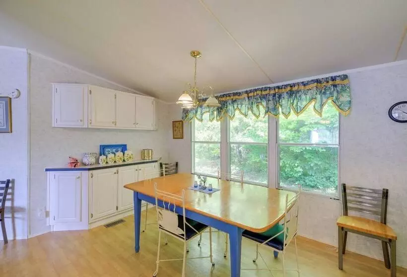 Serene Home: 2 Decks, 3 Mi To Blue Ridge Pkwy