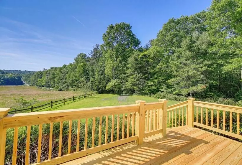 Serene Home: 2 Decks, 3 Mi To Blue Ridge Pkwy