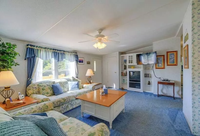 Serene Home: 2 Decks, 3 Mi To Blue Ridge Pkwy