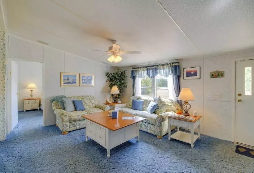 Serene Home: 2 Decks, 3 Mi To Blue Ridge Pkwy