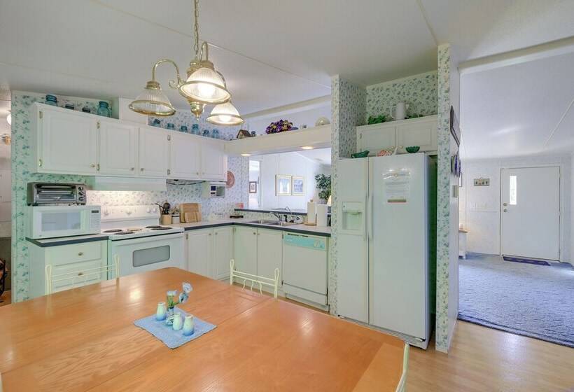 Serene Home: 2 Decks, 3 Mi To Blue Ridge Pkwy