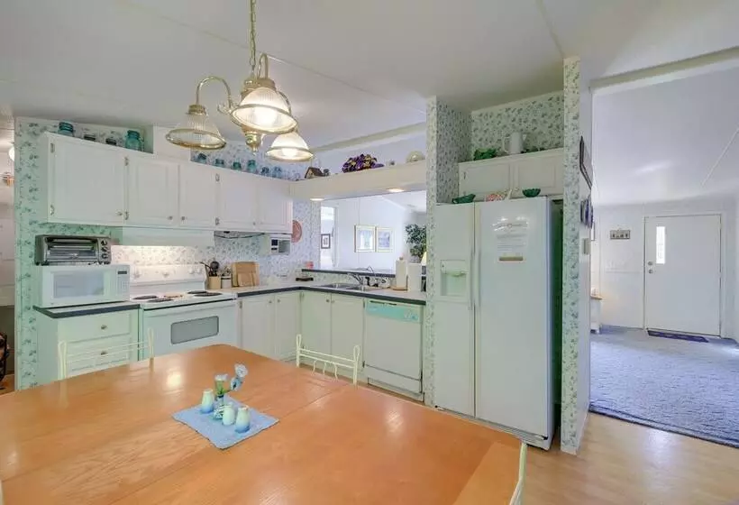 Serene Home: 2 Decks, 3 Mi To Blue Ridge Pkwy