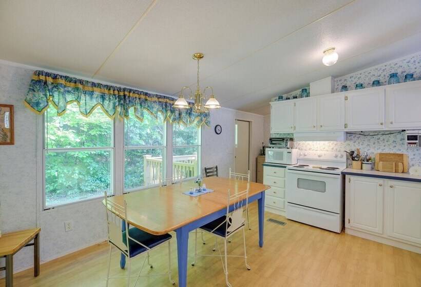 Serene Home: 2 Decks, 3 Mi To Blue Ridge Pkwy
