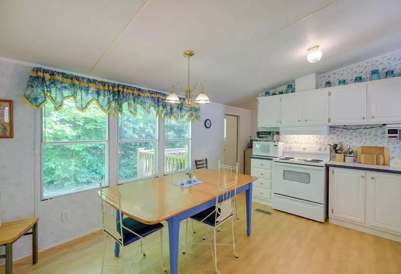 Serene Home: 2 Decks, 3 Mi To Blue Ridge Pkwy