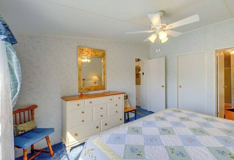 Serene Home: 2 Decks, 3 Mi To Blue Ridge Pkwy