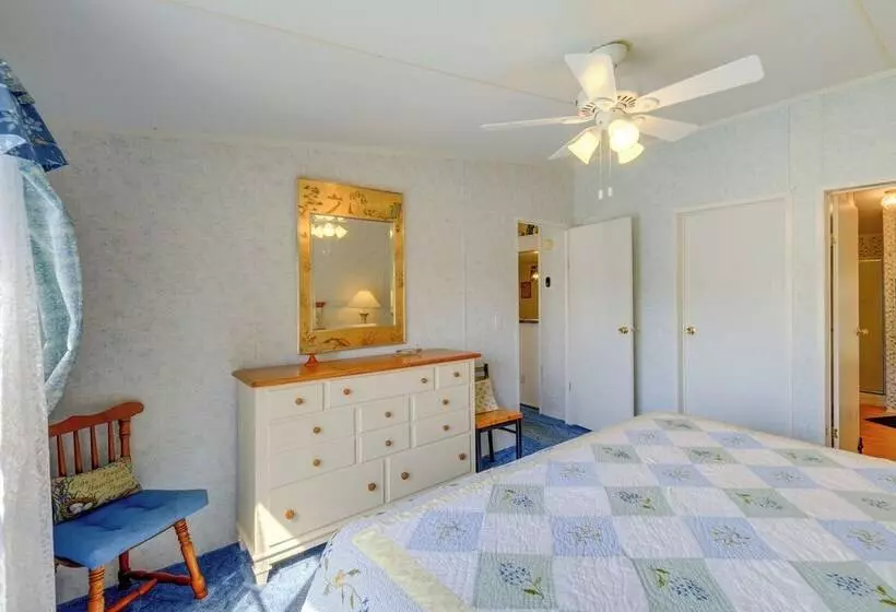 Serene Home: 2 Decks, 3 Mi To Blue Ridge Pkwy