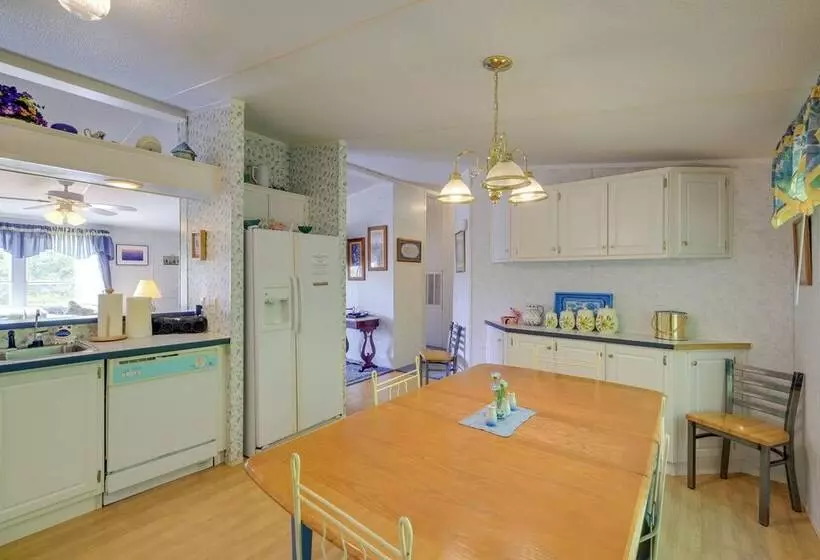 Serene Home: 2 Decks, 3 Mi To Blue Ridge Pkwy