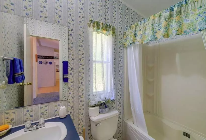 Serene Home: 2 Decks, 3 Mi To Blue Ridge Pkwy