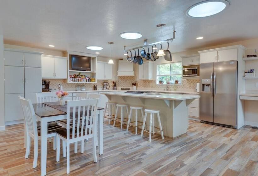 Stunning Medford Escape W/ Panoramic Views!