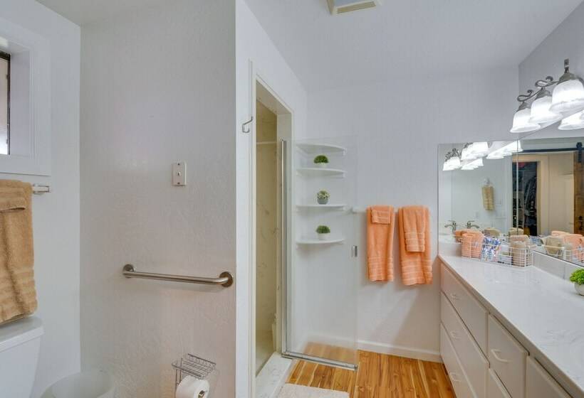 Stunning Medford Escape W/ Panoramic Views!