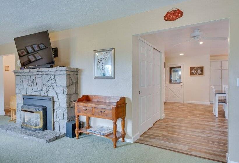 Stunning Medford Escape W/ Panoramic Views!